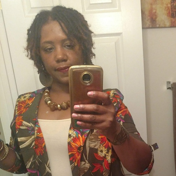 Meet your Posher, Kelli - Picture 2 of 2